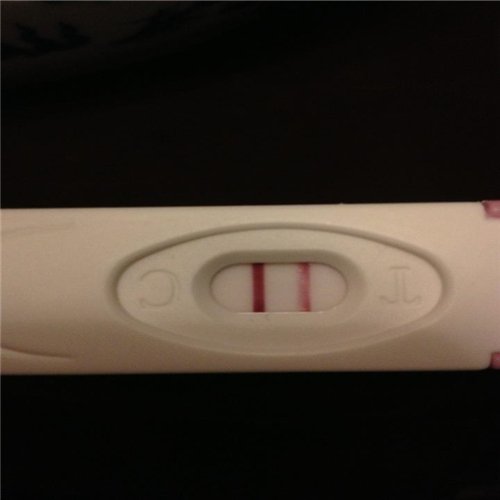 毓婷驗孕棒一深一淺色