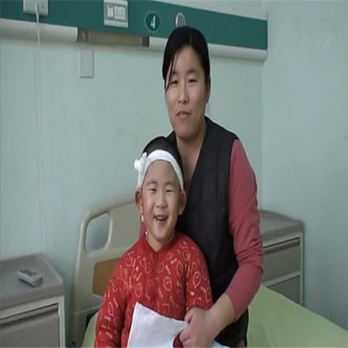 小男孩治療面肌痙攣的