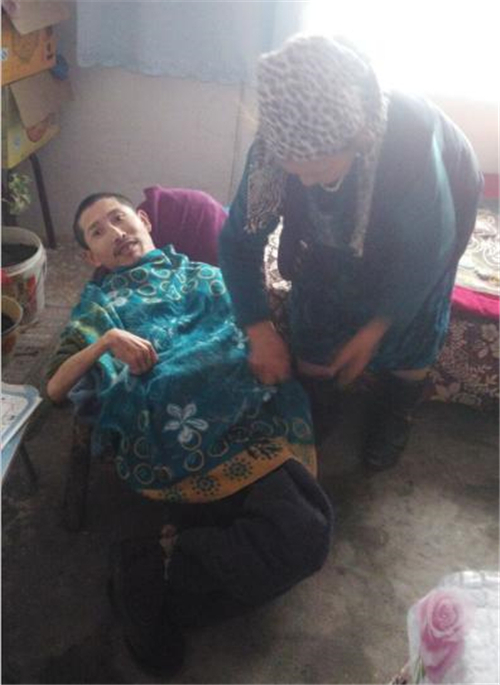 照顧癱瘓的兒子