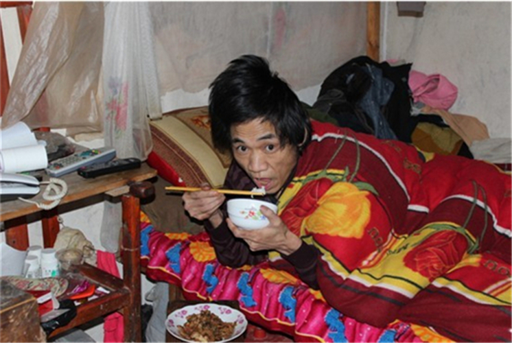 自己吃飯的癱瘓病人