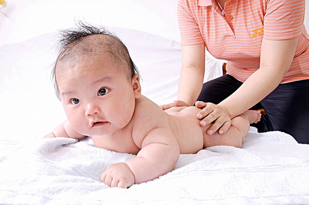 寶寶肚子脹氣按摩圖 (35) 