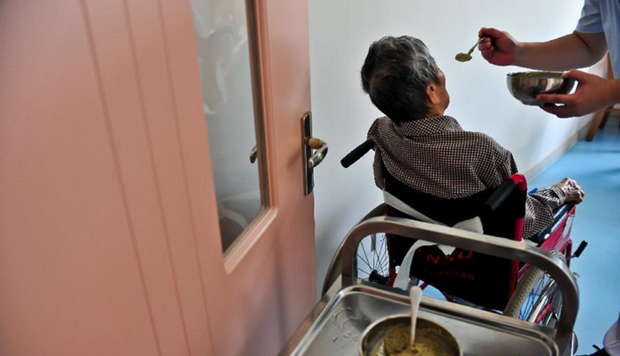 餵食阿爾茨海默病人